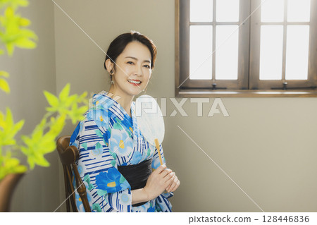 窗邊穿著浴衣的女子 窗邊穿著浴衣的女子 128446836
