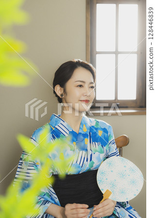 窗邊穿著浴衣的女子 窗邊穿著浴衣的女子 128446839