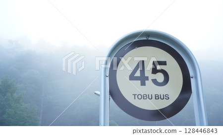 霧濛濛的公車站 128446843