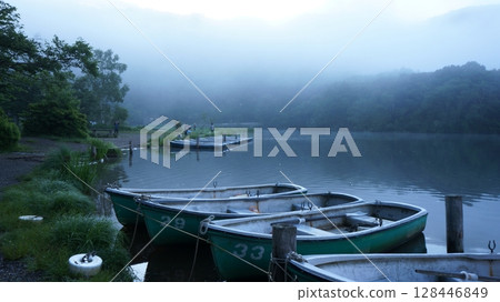 Lake Yunoko in the morning mist 128446849