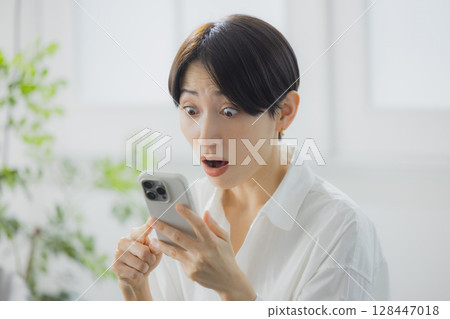 觀看智能手機的婦女 觀看智能手機的婦女 128447018