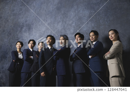  Businessman who plays guts pose 128447041