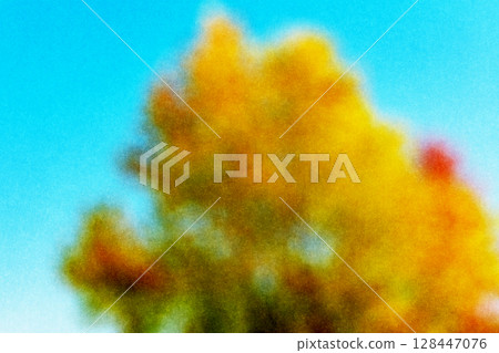 粗糙的紙張和模糊的秋葉以及晴朗的秋日天空的圖像 128447076
