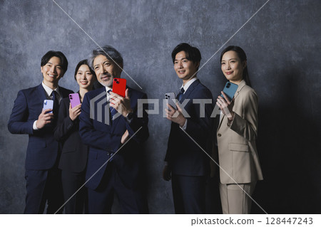 擁有智慧型手機的商人 128447243