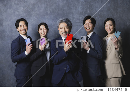 擁有智慧型手機的商人 擁有智慧型手機的商人 128447246