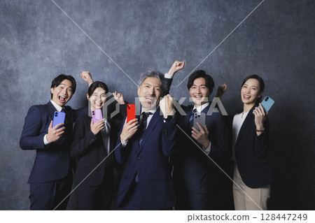 擁有智慧型手機的商人 128447249