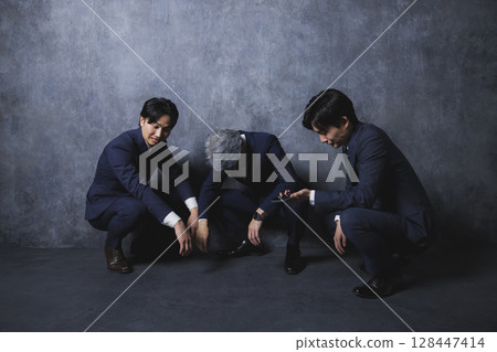 三個商人在交談 128447414