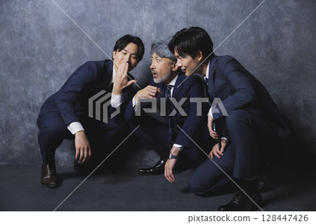 三個商人在交談 128447426