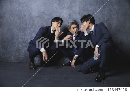 三個商人在交談 128447428