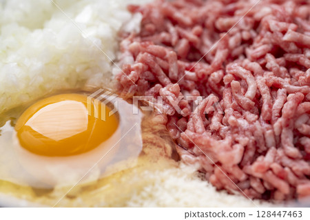 漢堡牛排配料特寫：碎牛肉和豬肉、洋蔥、雞蛋和麵包屑 128447463