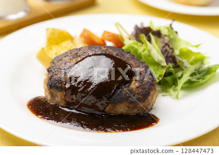 漢堡牛排配醬汁和彩色蔬菜 漢堡牛排配醬汁和彩色蔬菜 128447473