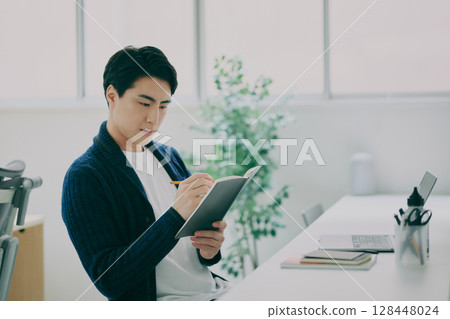 在辦公室工作的人 在辦公室工作的人 128448024