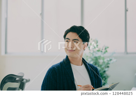 在辦公室工作的人 在辦公室工作的人 128448025