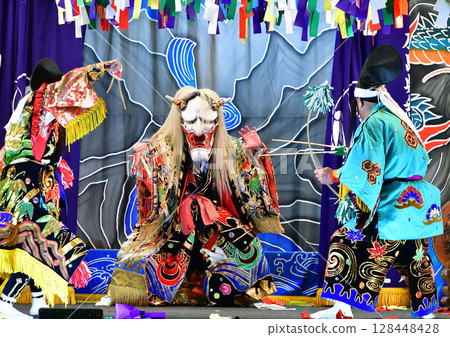 神樂表演的高潮是惡魔出現的時候。 128448428