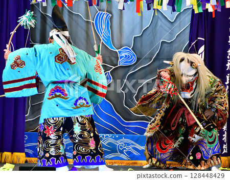 神樂表演的高潮是惡魔出現的時候。 神樂表演的高潮是惡魔出現的時候。 128448429