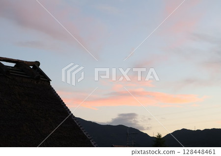 懷舊的日本風景：黃昏的茅草屋頂 128448461
