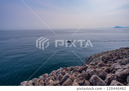 （佐賀縣唐津市）從七釜庭園眺望玄界灘 - 近海船隻 128448462