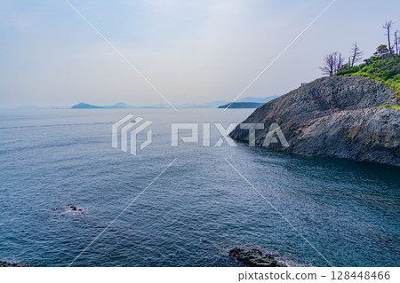 (佐賀縣唐津市)從七釜庭園眺望玄界灘 - 近海船隻 (佐賀縣唐津市)從七釜庭園眺望玄界灘 - 近海船隻 128448466