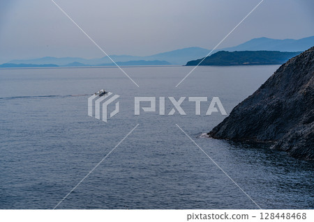 （佐賀縣唐津市）從七釜庭園眺望玄界灘 - 近海船隻 128448468