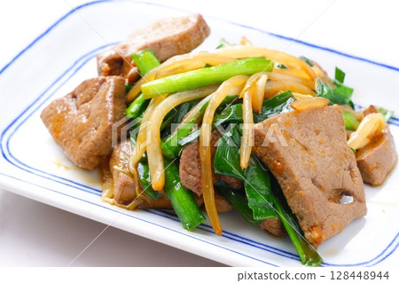 韭菜炒豬肝是一道用到大量豬肝的健康菜餚。 128448944