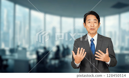 行政人員在辦公室發表演講 128450514