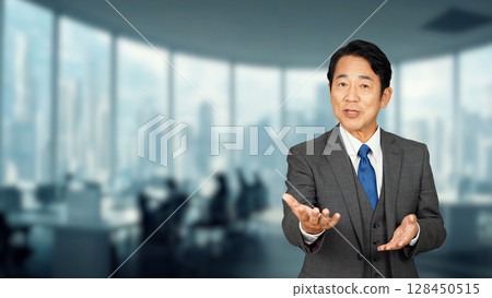 行政人員在辦公室發表演講 128450515