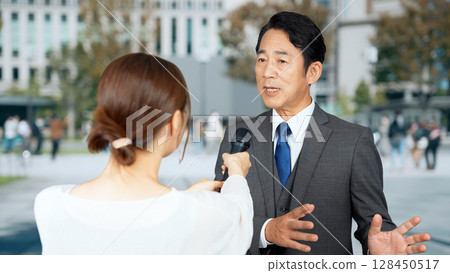 中年男子街頭受訪 128450517