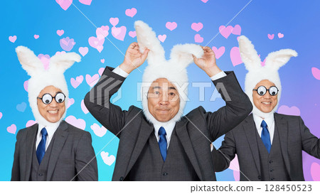 一名男子戴著兔子頭飾在化裝舞會上跳舞 128450523