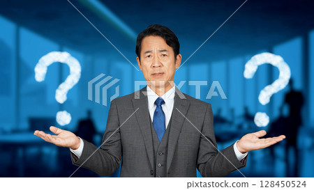 一個商人在比較兩件事時感到困惑 128450524