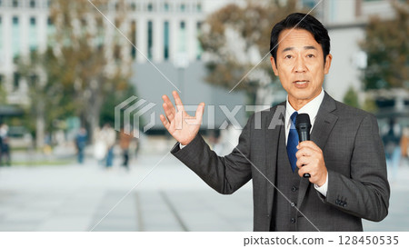 Male reporter introducing the city 128450535