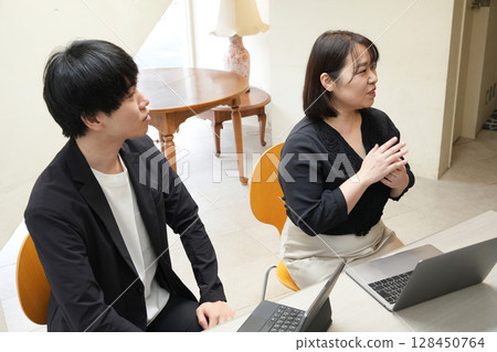 Business people working in the office Business people working in the office 128450764