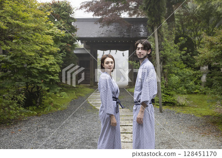 Foreign couple relaxing at a hot spring inn 128451170
