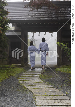 外國情侶在溫泉旅館休息 128451173