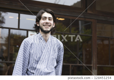 外國男子在溫泉旅館休息 外國男子在溫泉旅館休息 128451254