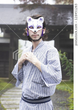 Foreign man relaxing at a hot spring inn 128451263