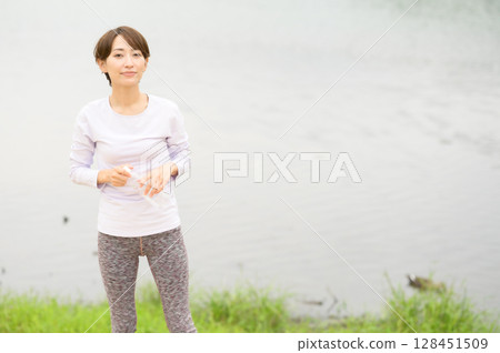 在公園裡補水的女人 128451509