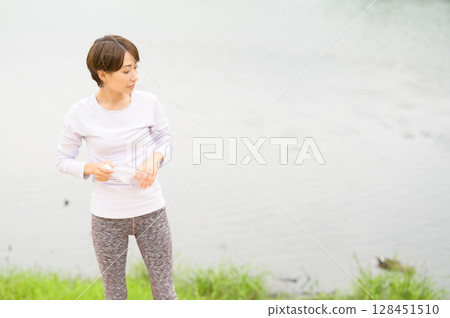 在公園裡補水的女人 128451510