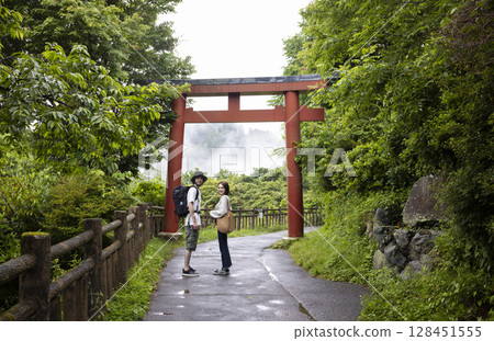 Inbound tourists enjoying sightseeing in Japan 128451555