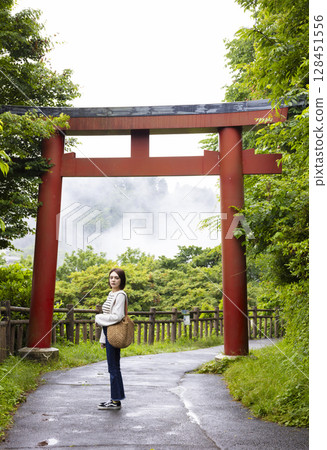 Woman traveling in Japan 128451556