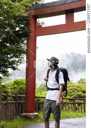 入境男性在日本享有觀光 128451597