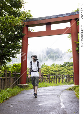 入境男性在日本享有觀光 128451600