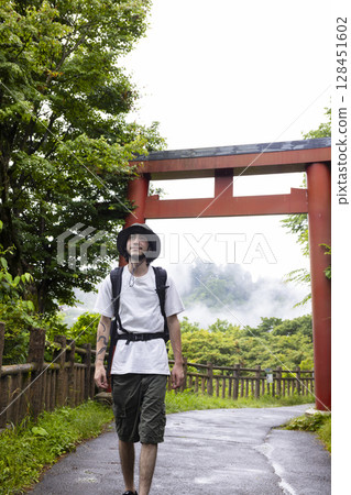 Inbound male enjoying sightseeing in Japan 128451602