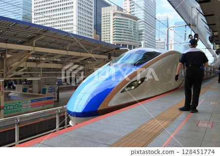 Cleaning staff waiting for the Shinkansen to arrive 128451774
