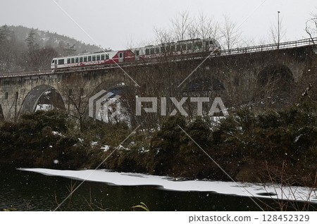 雪中的辰戸川大橋 128452329
