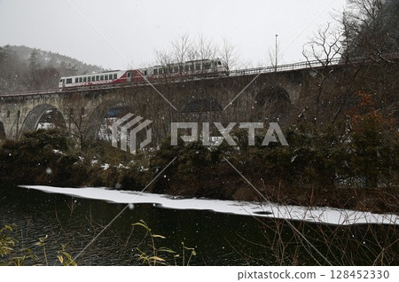 雪中的辰戸川大橋 128452330