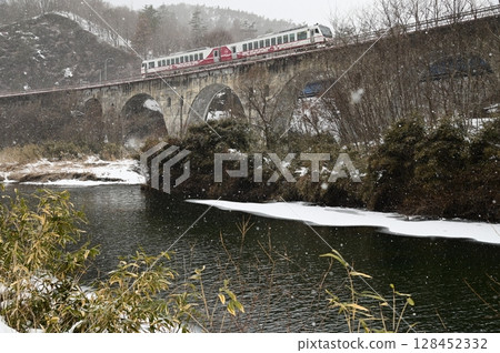 Tatsusobe River Bridge in the snow 128452332
