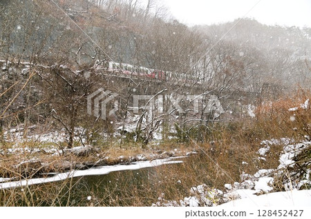 Winter scenery near the Tatsusobe River Bridge 128452427