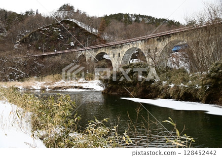 Tatsusobe River Bridge in the snow 128452442