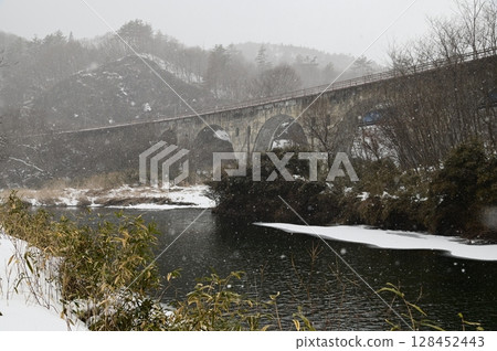 雪中的辰戸川大橋 128452443