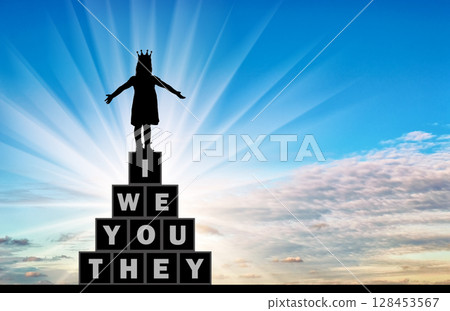 Little girl with a crown on her head 128453567